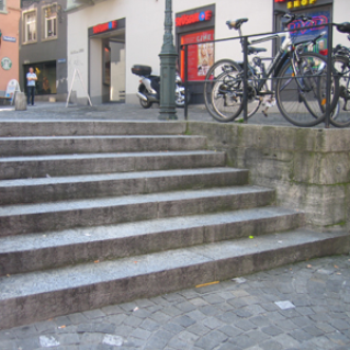 Historische Treppe mit Blockstufen aus Quarzsandstein oder Granit